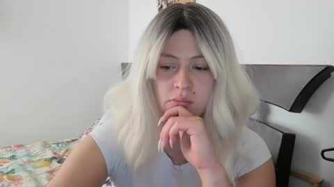 Snapshot of francescaasmith chatting on 11-18-25, 08:35 Francesca online show from 11-18-25, 08:35