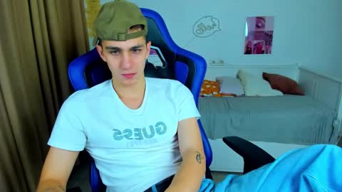 Snapshot of frank_mooree chatting on 10-31-25, 04:57 Frank online show from 10-31-25, 04:57