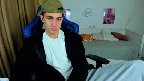 Snapshot of frank_mooree chatting on 11-15-25, 04:21 Frank online show from 11-15-25, 04:21