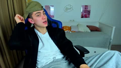 Snapshot of frank_mooree chatting on 11-18-25, 06:07 Frank online show from 11-18-25, 06:07