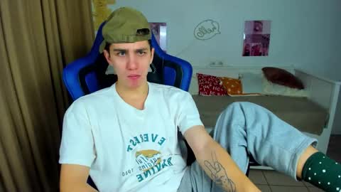 Snapshot of frank_mooree chatting on 11-30-25, 05:22 Frank online show from 11-30-25, 05:22