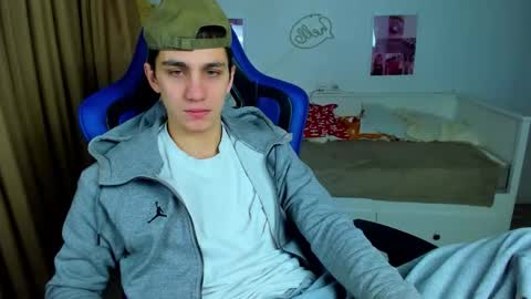 Snapshot of frank_mooree chatting on 12-18-25, 04:29 Frank online show from 12-18-25, 04:29