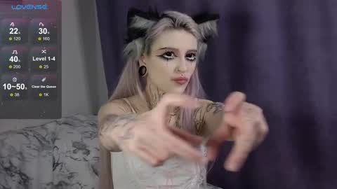 Snapshot of fraulein_mooon chatting on 12-15-24, 02:52 Asya UwU online show from 12-15-24, 02:52