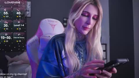 Snapshot of fraulein_mooon chatting on 11-24-25, 10:53 Asya UwU online show from 11-24-25, 10:53