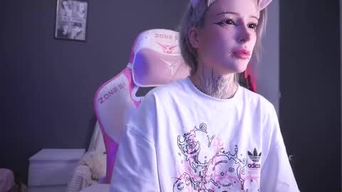 Snapshot of fraulein_mooon chatting on 01-08-26, 08:22 Asya UwU online show from 01-08-26, 08:22