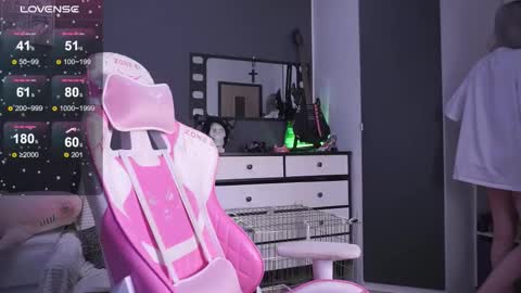 Snapshot of fraulein_mooon chatting on 01-10-26, 06:20 Asya UwU online show from 01-10-26, 06:20