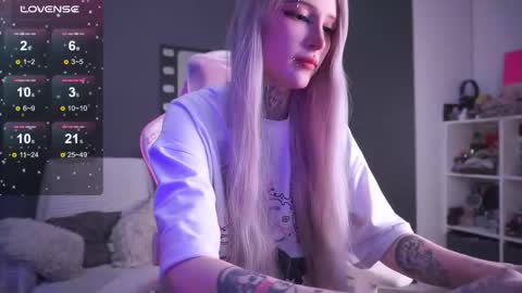 Snapshot of fraulein_mooon chatting on 01-12-26, 06:24 Asya UwU online show from 01-12-26, 06:24