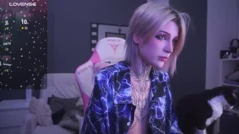 Snapshot of fraulein_mooon chatting on 02-06-26, 05:45 Asya UwU online show from 02-06-26, 05:45