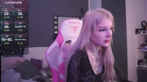 Snapshot of fraulein_mooon chatting on 02-25-26, 05:22 Asya UwU online show from 02-25-26, 05:22