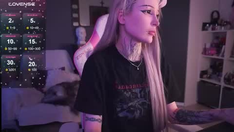 Snapshot of fraulein_mooon chatting on 03-20-26, 04:12 Asya UwU online show from 03-20-26, 04:12