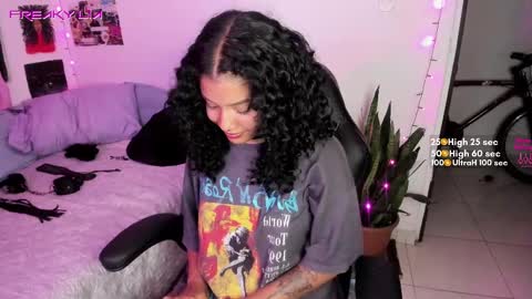 Lia Gomez online show from 02-19-25, 02:44