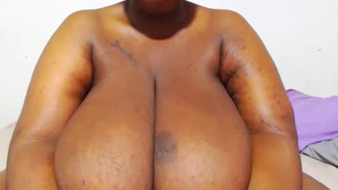 Snapshot of freakyboobsxx chatting on 01-06-25, 05:19 Kimmy online show from 01-06-25, 05:19