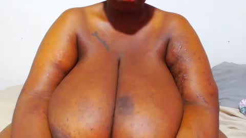 Snapshot of freakyboobsxx chatting on 01-15-25, 12:15 Kimmy online show from 01-15-25, 12:15