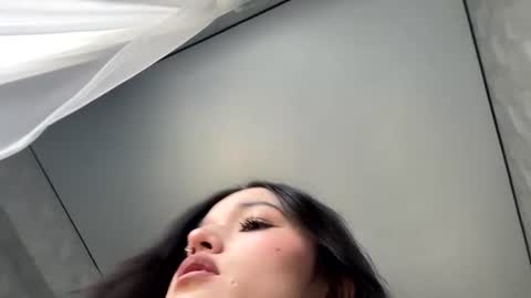 Mia online show from 06-12-26, 05:28