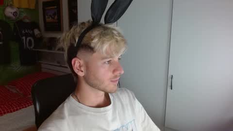 Snapshot of freddy_star chatting on 10-31-25, 02:07 Frederick Perin online show from 10-31-25, 02:07