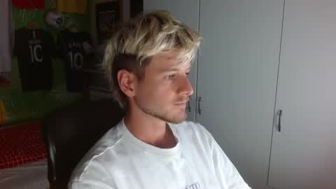 Snapshot of freddy_star chatting on 11-19-25, 01:33 Frederick Perin online show from 11-19-25, 01:33