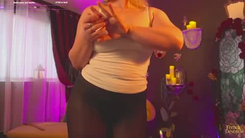 Snapshot of french_devotion chatting on 07-07-26, 05:50 Louise or Lou 3 online show from 07-07-26, 05:50