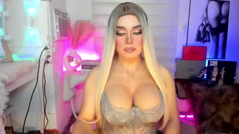 Snapshot of freya_lovestocum chatting on 09-12-25, 02:22 Miss Frea  online show from 09-12-25, 02:22