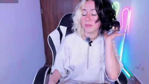 frida_lassi_ online show from 11-15-25, 09:32