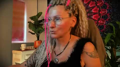 Snapshot of fridatander chatting on 05-27-26, 05:15 Frida Tander online show from 05-27-26, 05:15