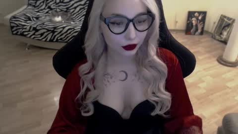 Snapshot of fromsun_forsoul chatting on 11-10-25, 11:42 Lilith online show from 11-10-25, 11:42