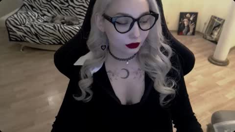 Snapshot of fromsun_forsoul chatting on 11-17-25, 11:27 Lilith online show from 11-17-25, 11:27