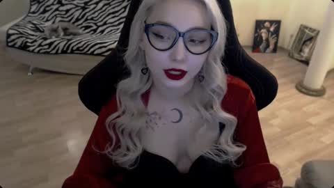 Snapshot of fromsun_forsoul chatting on 11-18-25, 11:25 Lilith online show from 11-18-25, 11:25