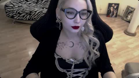 Snapshot of fromsun_forsoul chatting on 11-19-25, 11:54 Lilith online show from 11-19-25, 11:54