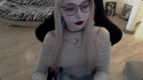 Snapshot of fromsun_forsoul chatting on 11-26-25, 11:44 Lilith online show from 11-26-25, 11:44