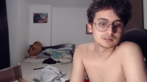 Snapshot of fuck_blow chatting on 12-04-25, 10:40 uwu online show from 12-04-25, 10:40