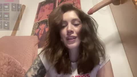 Snapshot of futuristicwhore chatting on 10-28-25, 05:48 Polina online show from 10-28-25, 05:48