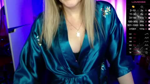 Snapshot of ganet469 chatting on 01-12-25, 09:40 Janette online show from 01-12-25, 09:40