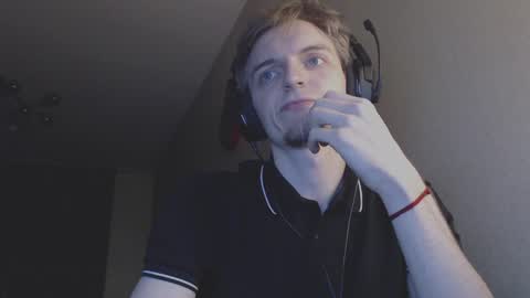 Snapshot of gasturfahe chatting on 12-21-24, 02:09 gasturfahe online show from 12-21-24, 02:09