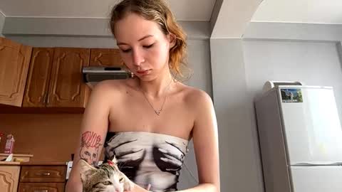 Snapshot of geneviveseay chatting on 09-09-25, 05:40 Emmi online show from 09-09-25, 05:40