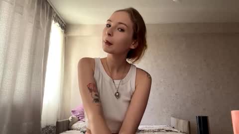 Snapshot of geneviveseay chatting on 09-17-25, 11:12 Emmi online show from 09-17-25, 11:12