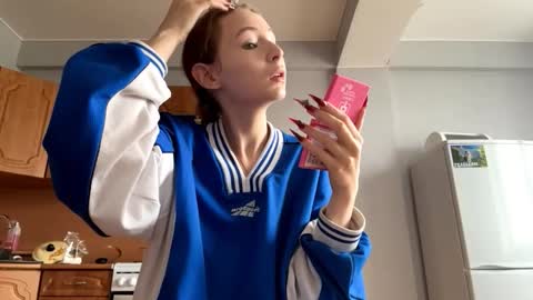 Snapshot of geneviveseay chatting on 09-18-25, 05:09 Emmi online show from 09-18-25, 05:09