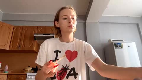 Snapshot of geneviveseay chatting on 09-23-25, 05:21 Emmi online show from 09-23-25, 05:21