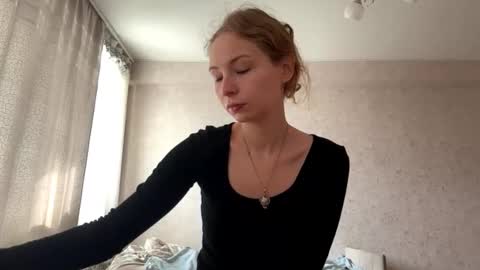 Snapshot of geneviveseay chatting on 09-27-25, 08:52 Emmi online show from 09-27-25, 08:52