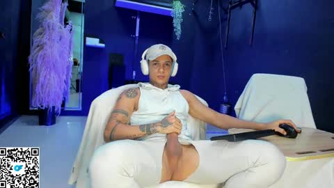 independent model online show from 05-08-26, 08:14