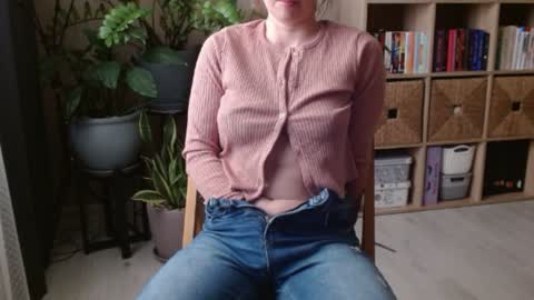 Snapshot of georgiapeachgirl chatting on 02-10-26, 02:10 Melissa online show from 02-10-26, 02:10