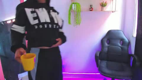 giaaaa   online show from 04-20-26, 07:59