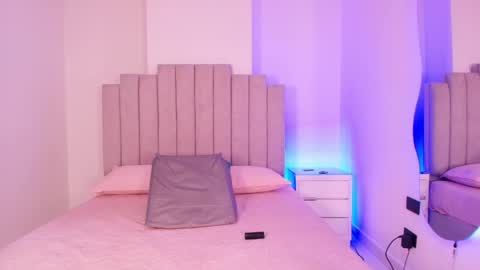 gia_roux_ online show from 05-12-26, 07:22