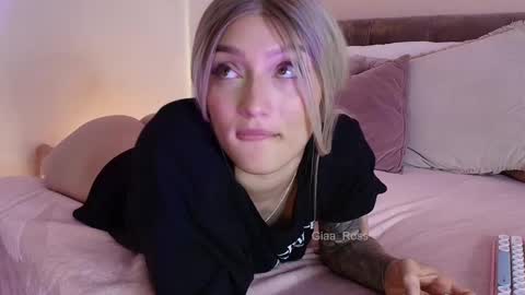 Snapshot of giaa_ross chatting on 02-19-25, 06:21 Gia online show from 02-19-25, 06:21