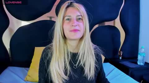 Snapshot of giaroussel chatting on 02-12-26, 04:02 GiaRoussel online show from 02-12-26, 04:02