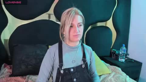 Snapshot of giaroussel chatting on 03-03-26, 04:02 GiaRoussel online show from 03-03-26, 04:02