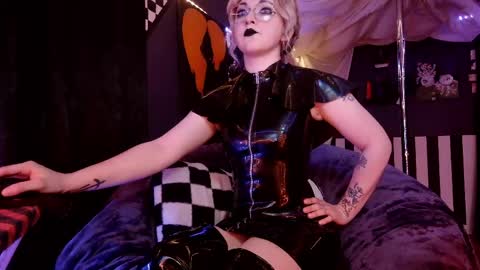 Giggles online show from 04-08-26, 02:50