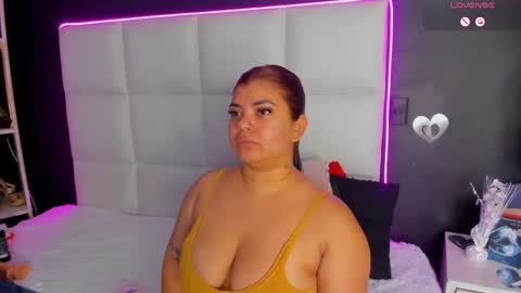 Snapshot of gigi_duran chatting on 05-08-26, 12:21 Gigi online show from 05-08-26, 12:21
