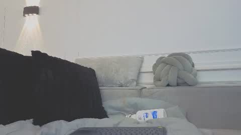 Giigii Hadid  online show from 07-20-26, 07:49
