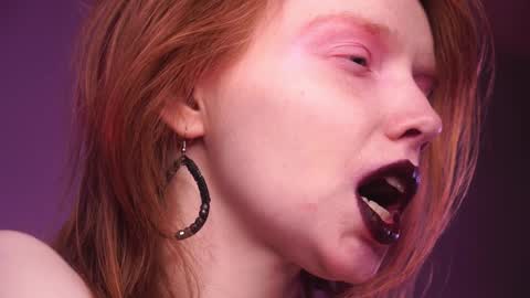 Snapshot of ginger_hugs chatting on 01-03-25, 01:05 im expecting 350 thumbs up on my altar online show from 01-03-25, 01:05