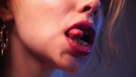 Snapshot of ginger_hugs chatting on 01-06-25, 01:09 im expecting 350 thumbs up on my altar online show from 01-06-25, 01:09